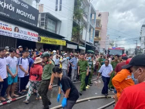 Hàng trăm người dân tập trung theo dõi vụ việc